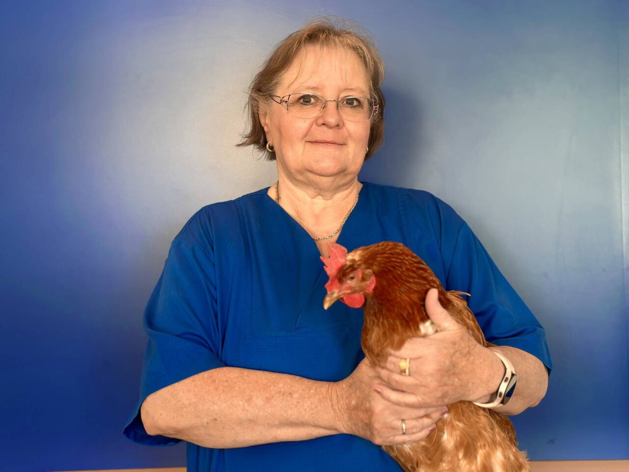 Marita Kubenz mit Huhn