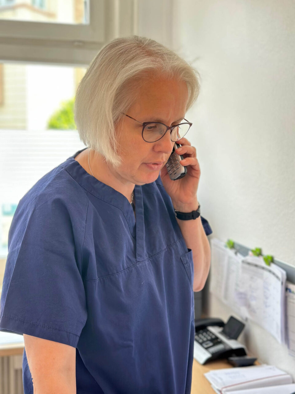 Susanne Haug am Telefon